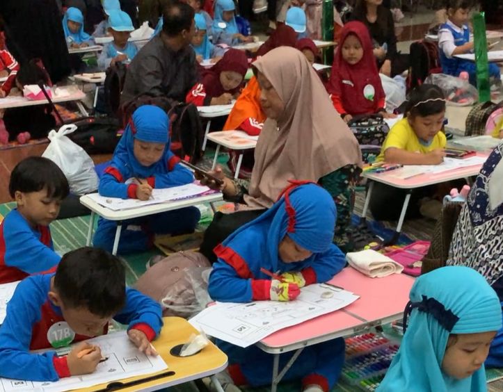 SEMANGAT: Para peserta mewarnai objek di lomba mewarna peringatan HUT ke-23 Radio Mahardika FM Kota Blitar, Senin (14/4/2025).