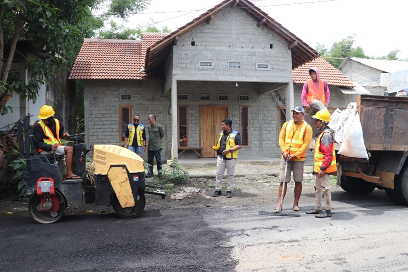 GERCEP: Tim URC Kabupaten Blitar saat memperbaiki jalan rusak di salah satu wilayah di Kabupaten Blitar beberapa waktu lalu.