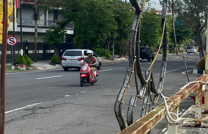 HARUS BERSIH: Tampak kerangka lampu hias yang berkarat dan perlu pengecatan.