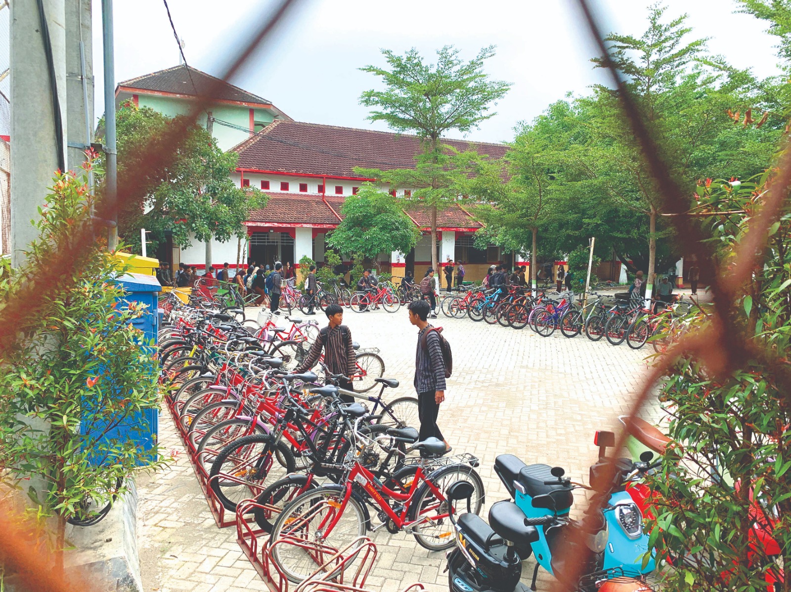 LEBIH SEHAT: Sejumlah siswa SMPN 1 Blitar bersiap pulang dengan sepeda sekolah gratis fasilitas dari Pemkot Blitar.