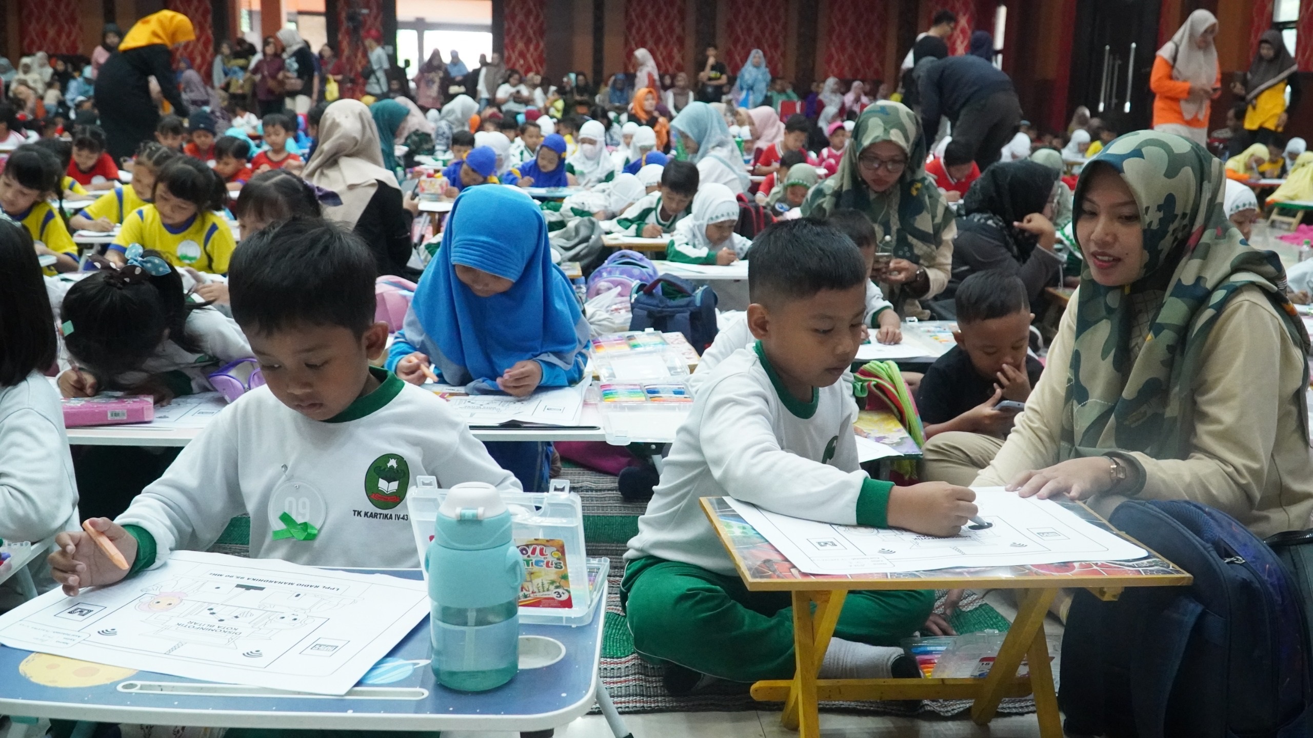 SERU: Anak-anak TK bersemangat mewarnai objek dengan hasil terbaik dalam lomba mewarna HUT ke-23 Mahardika FM Kota Blitar, Senin (14/4/2025).