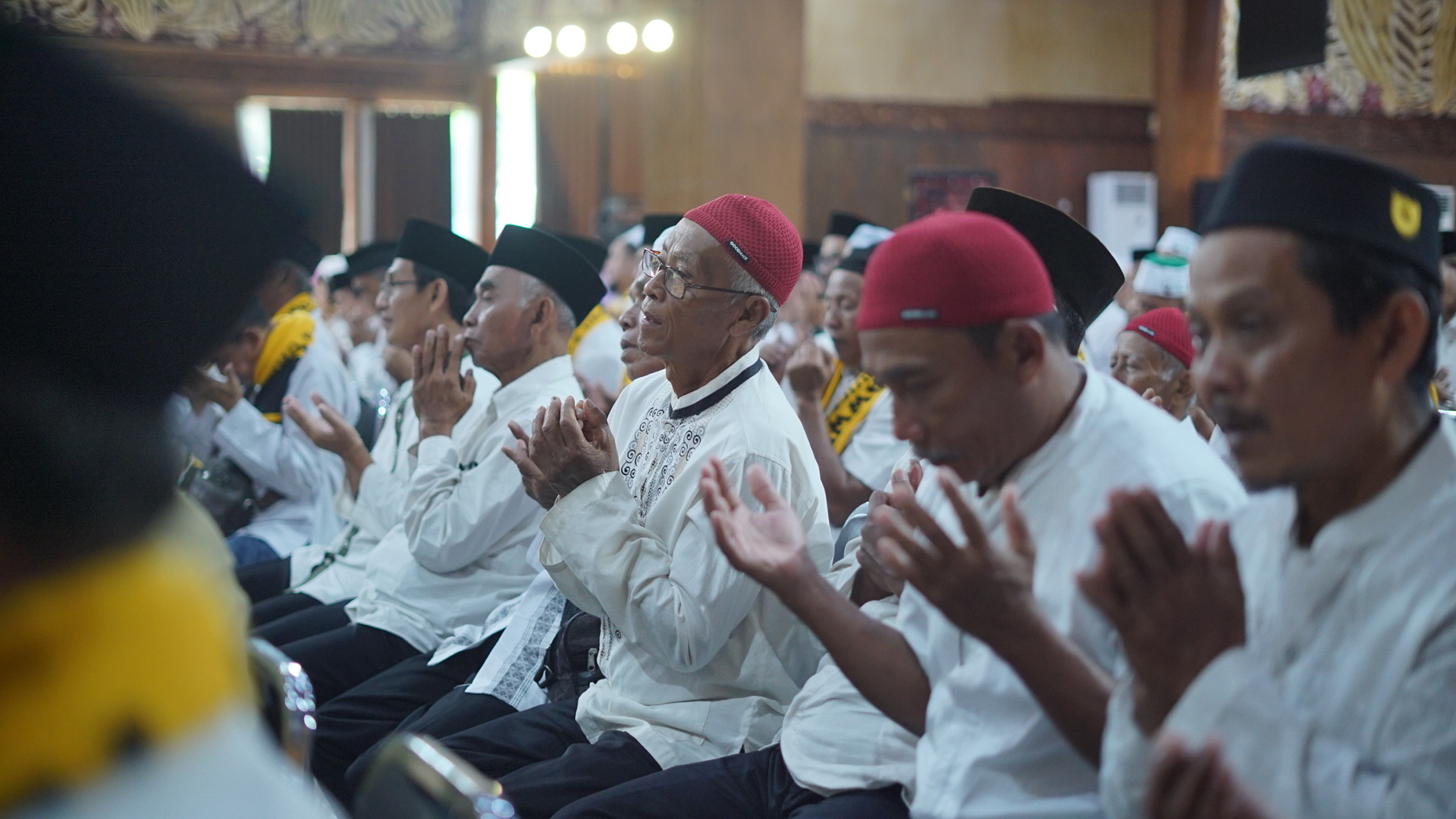 KHUSYUK : CJH Kabupaten Blitar sedang menjalani manasik haji di Kampung Coklat, pada Selasa (15/4/2025).