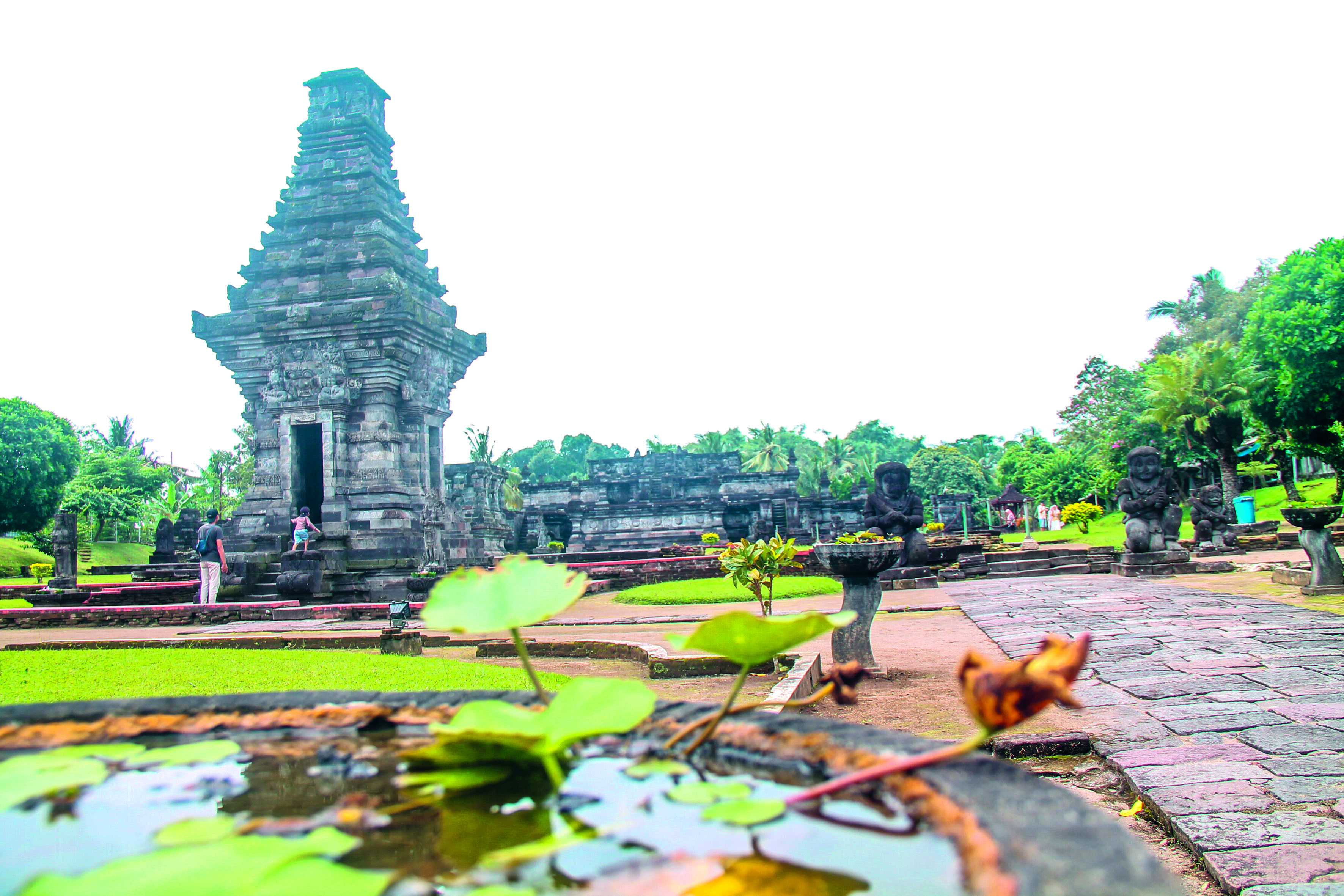 UNGGULAN: Wisatawan menikmati keindahan Kompleks Candi Penataran, yang berada di Desa Penataran, Kecamatan Nglegok, pada Senin (14/4).