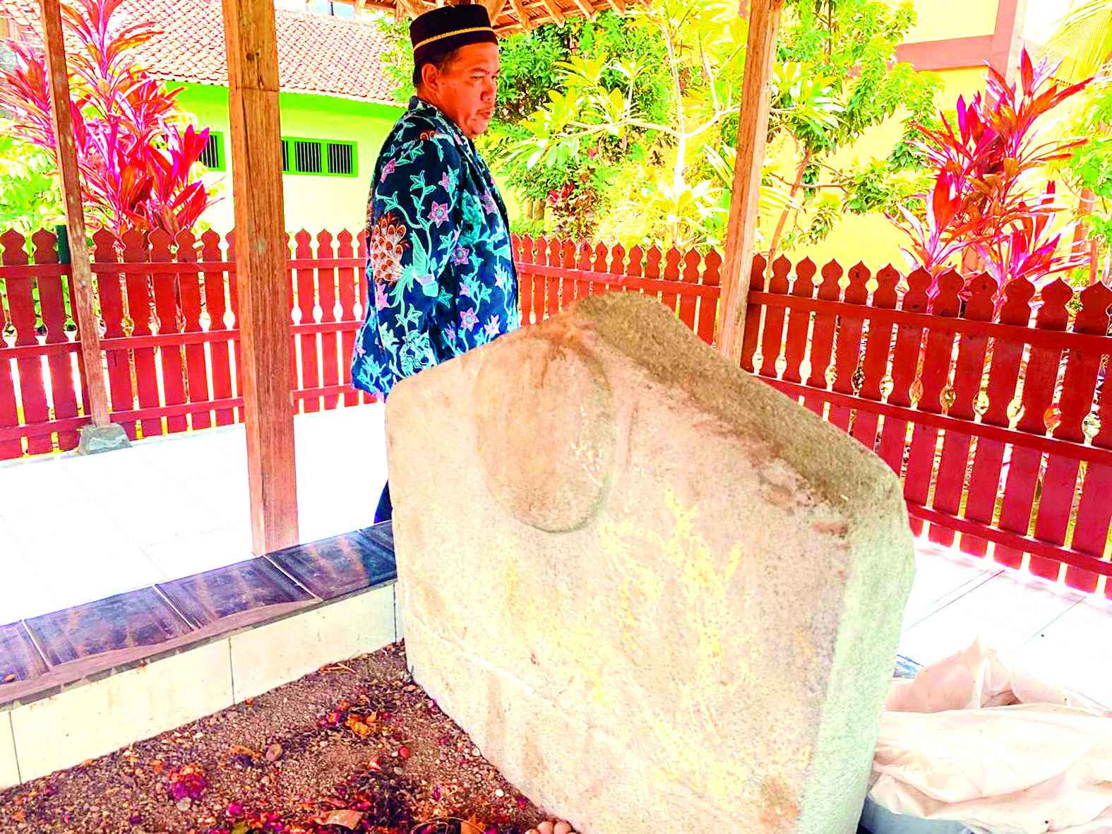 BERSEJARAH: Prasasti Cemandi yang kini dijadikan nisan di kawasan Makam Aulia Cemandi, Desa Kunir, Kecamatan Wonodadi.