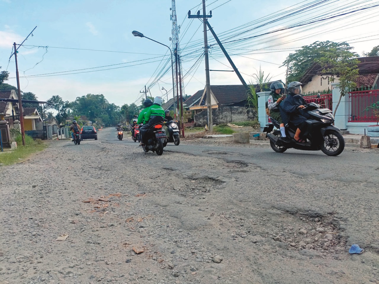 RUSAK PARAH: Kondisi jalan penghubung Wlingi-Gandusari yang mengalami kerusakan di beberapa titik.