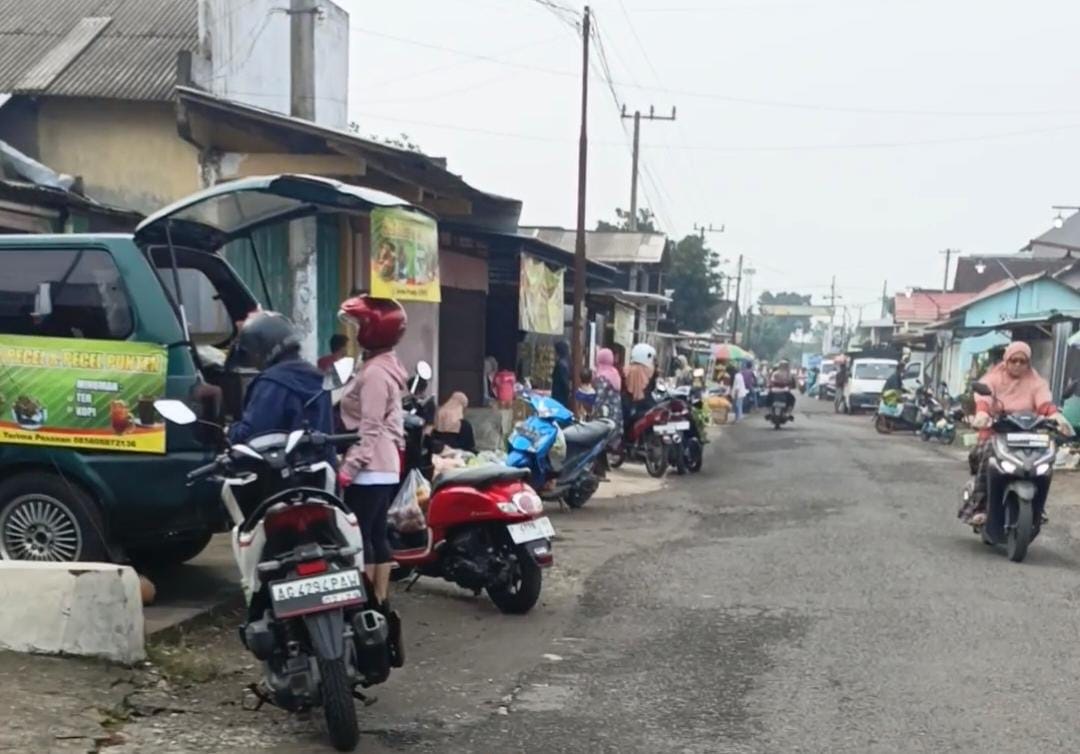 RAMAI: Suasana Pasar Templek di Desa Ploso, Kecamatan Selopuro, beberapa waktu lalu.