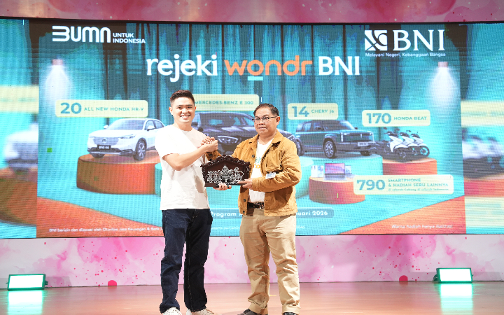 Pemimpin BNI Wilayah 18 Malang Muhamad Jauhary memberikan cendera mata kepada Direktur MJ Beauty Blitar, Deny Suwito.