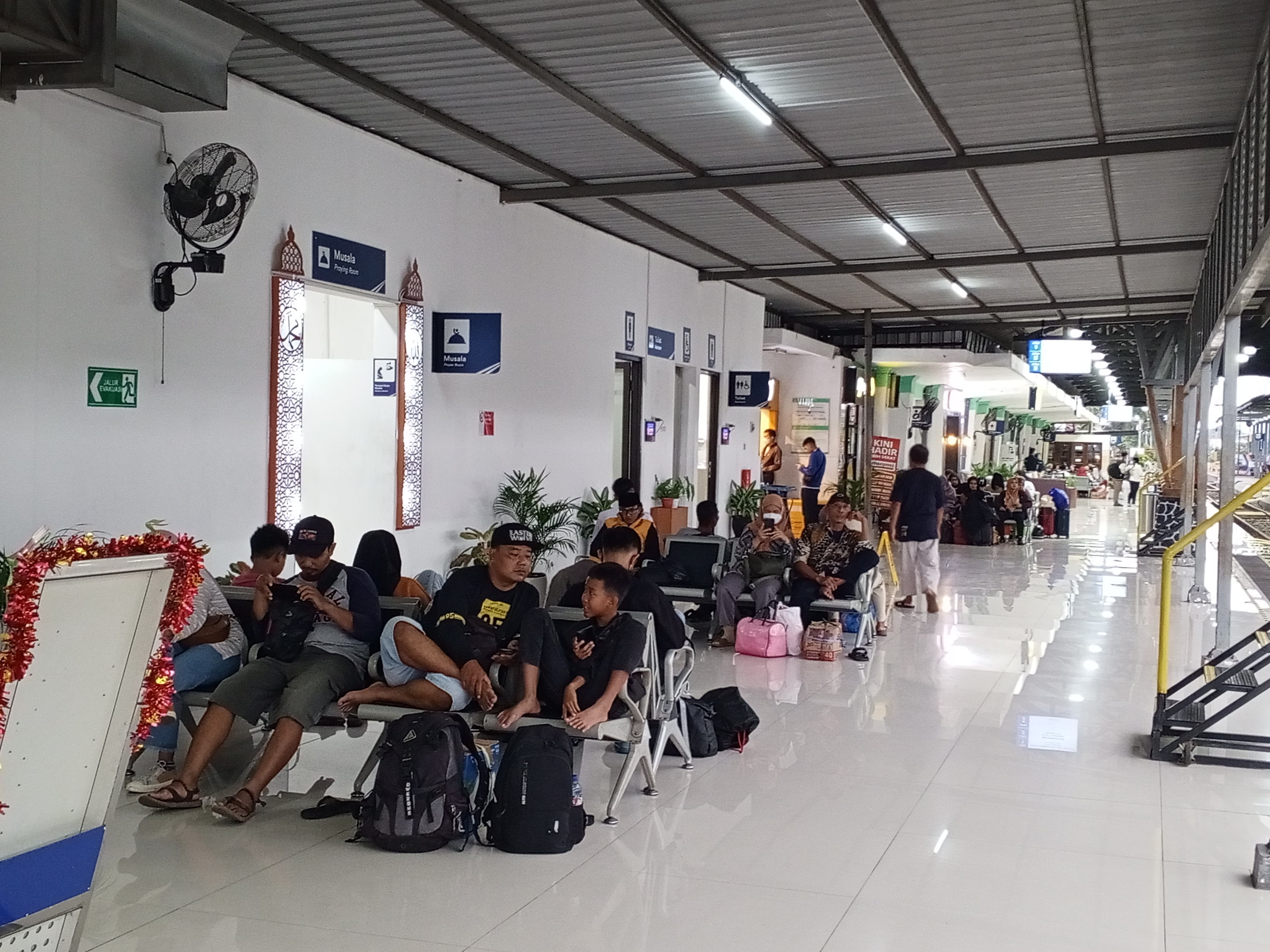 RAMAI: KAI menyediakan tiket untuk libur panjang Hari Raya Paskah 2025.