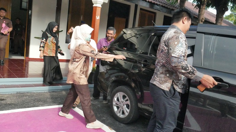 DIUSUT: Mantan Bupati Blitar Mak Rini melangkah masuk mobil usai jalani pemeriksaan di Kantor Kejari Kabupaten Blitar.