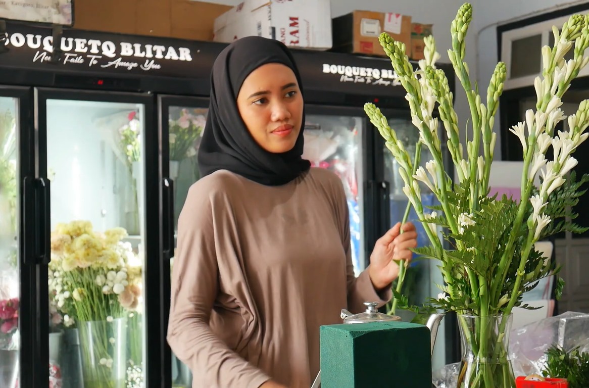 KONSISTEN: Owner Bouquet Blitar, Freni Rizayanti saat ditemui di tempat usahanya beberapa waktu lalu.
