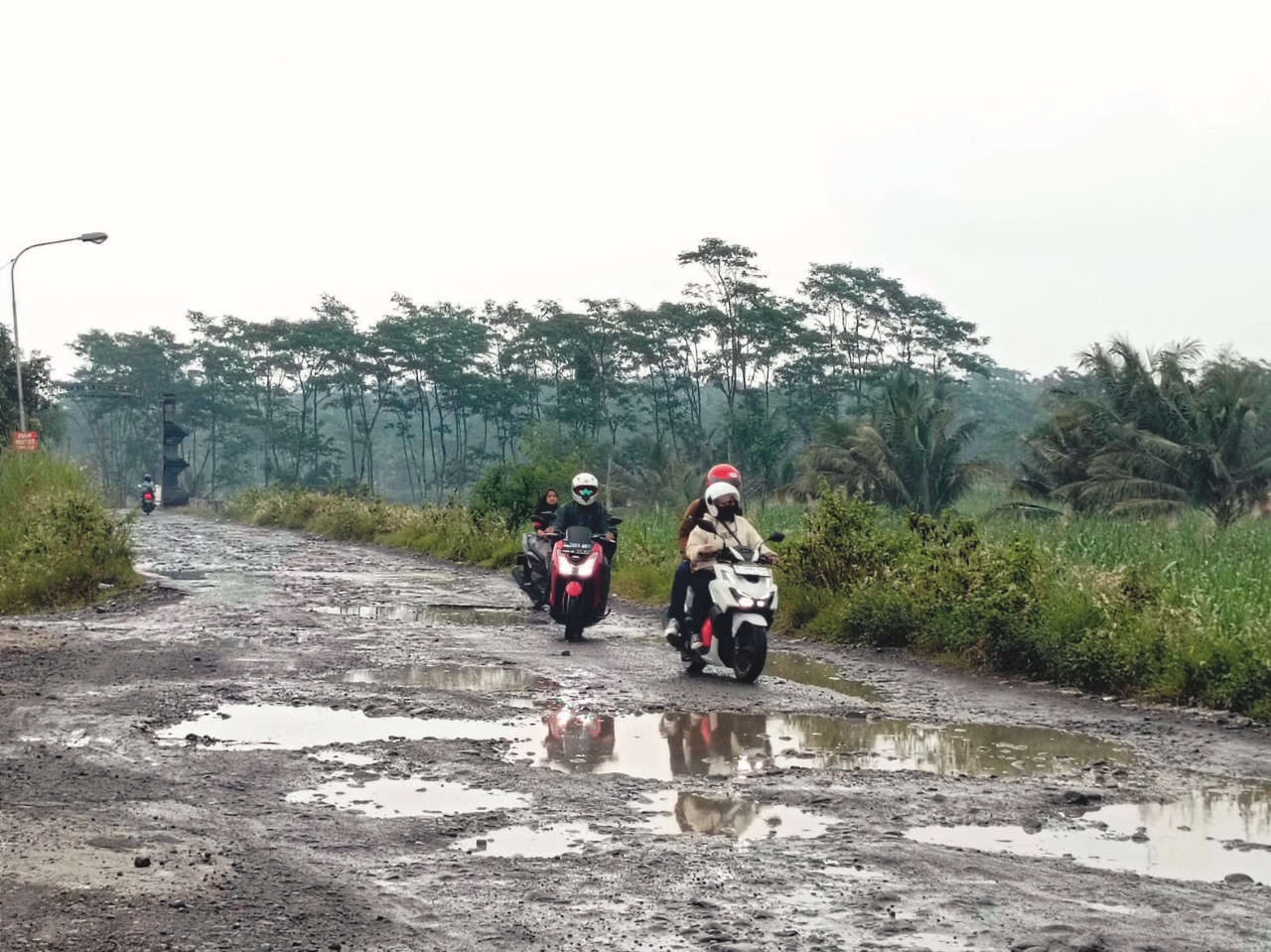 HATI-HATI YA: Akses jalan alternatif di Cekdam Kali Bladak Kecamatan Nglegok yang rusak.