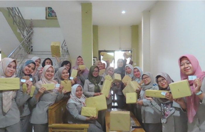 Para pegawai wanita, Kantor Pertanahan Kabupaten Blitar tampak sumringah saat menerima kado dari temannya.