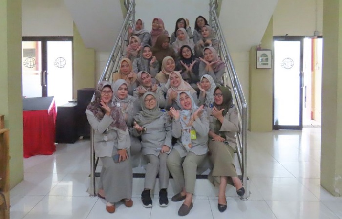 Para pegawai wanita Kantah Blitar foto bersama di Hari Kartini