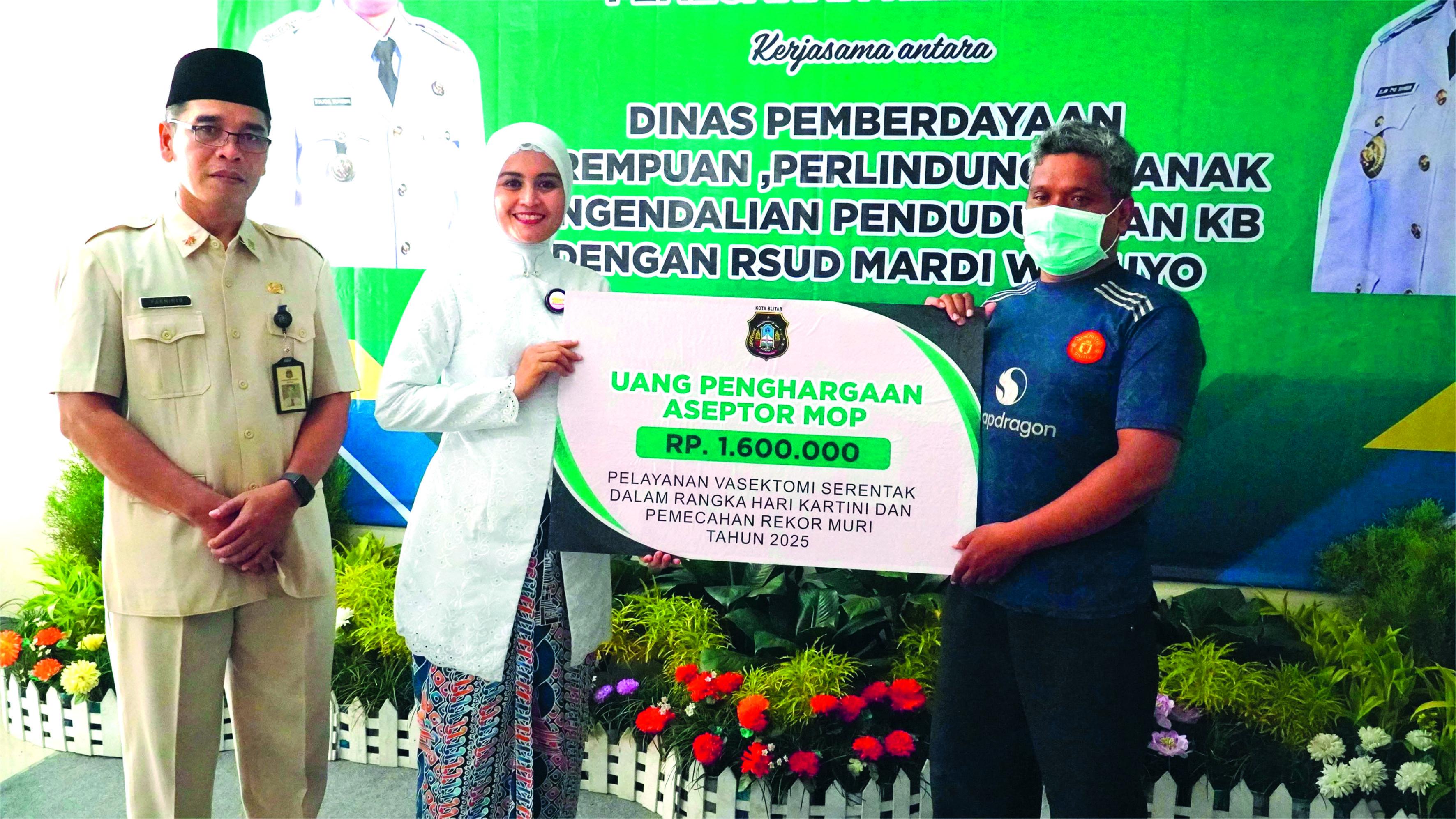 MASIF: Kepala DP3AP2KB Kota Blitar, Parminto mendampingi Ketua Tim Penggerak PKK Kota Blitar, Kharisa Rizqi menyerahkan insentif kepada peserta vasektomi di RSUD Mardi Waluyo, Senin (21/4/2025).