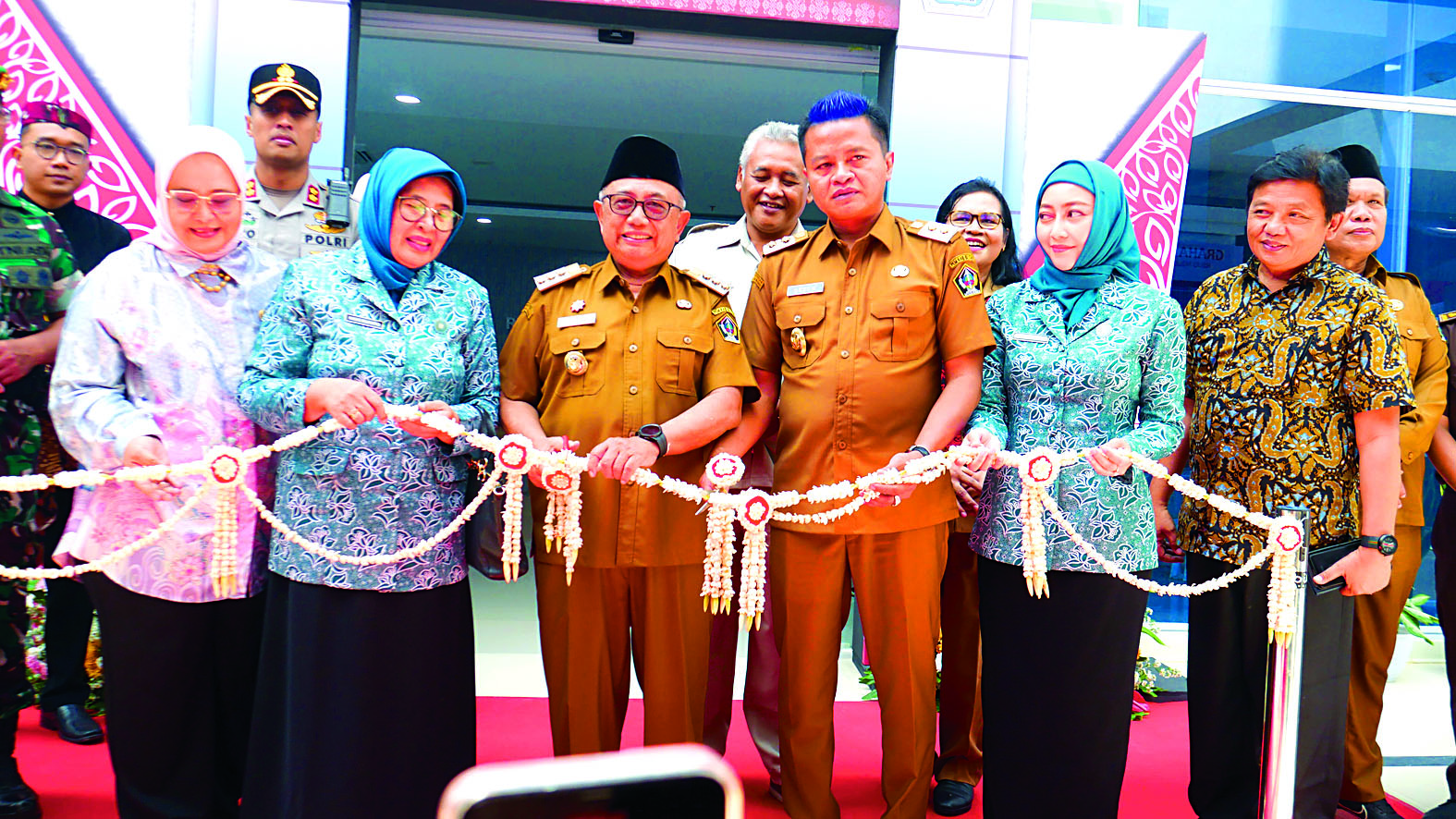 TERTINGGI: Bupati Rijanto dan Wakil bupati Beky Herdihansah menggunting rangkaian bunga pada grand opening Graha Pandawa RSUD Ngudi Waluyo Wlingi, Selasa(22/4/2025).