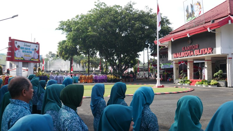 KESETARAAN GENDER: Perempuan dari berbagai latar belakang mengikuti upacara peringatan Hari Kartini di Kantor Wali Kota Blitar, Senin (21/4/2025).