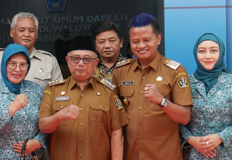 Wabup Blitar Beky Herdihansah kembali dengan jambul birunya.