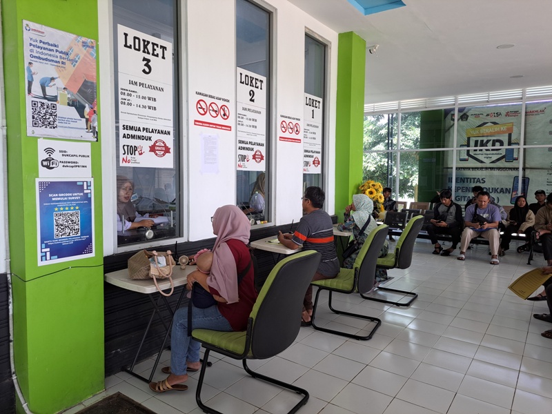 ANTRE: Pelayanan adminduk di Dispendukcapil Kabupaten Blitar di Kelurahan Satreyan, Kecamatan Kanigoro, Kabupaten Blitar.