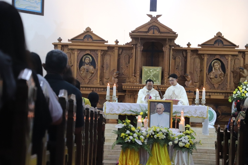 DUKA MENDALAM: Umat Katolik mengikuti Misa Rekuiem di Gereja Santo Yusup, mendoakan Paus Fransiskus yang telah wafat, Rabu (23/4/2025).
