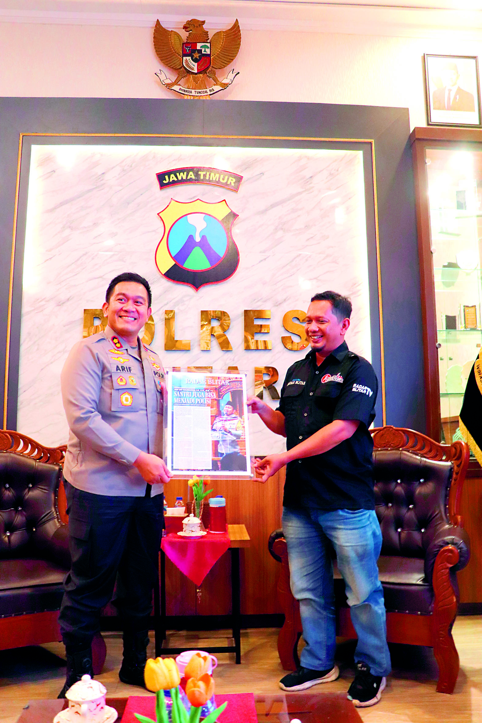 MITRA: Kapolres Blitar AKBP Arif Fazlurrahman dan Kabiro Jawa Pos Radar Blitar Didin Cahya Firmansyah saling tukar cenderamata saat bertemu di Mapolres Blitar, Selasa (22/4/2025).