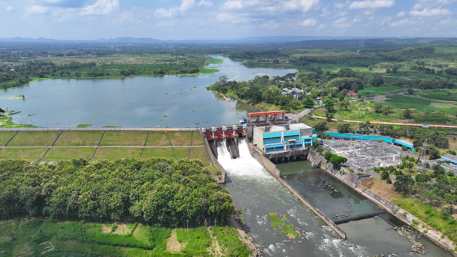 KERUH: Beberapa alat berat dikerahkan saat momen flushing di Waduk Wlingi tahun lalu.