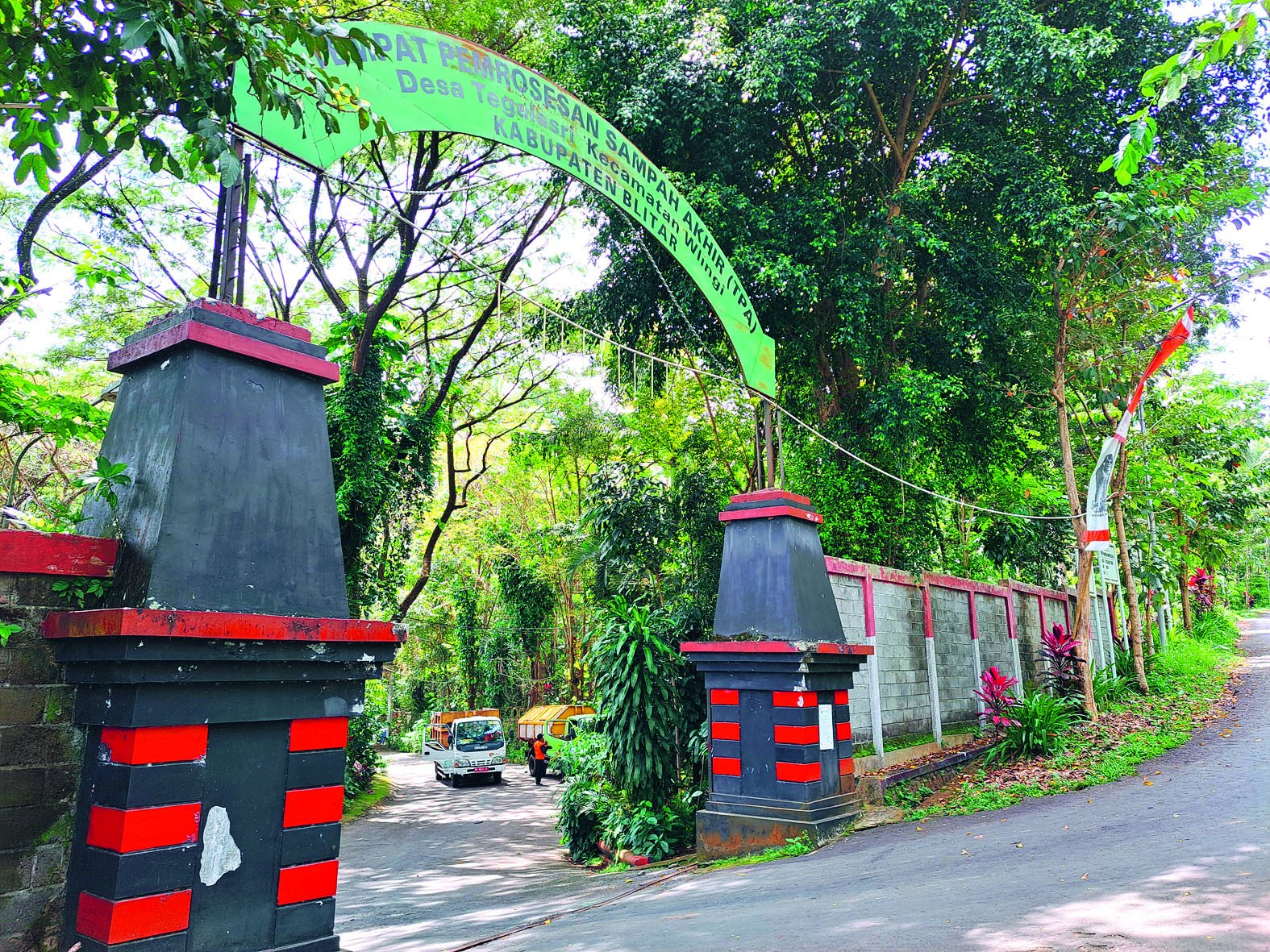 HAMPIR PENUH: Tampak depan gerbang TPA Tegalasri yang kini kondisinya mendekati overload dan akan diperluas.