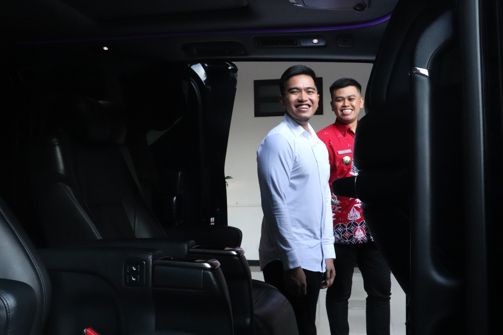 ROADSHOW: Ketum PSI Kaesang Pangarep diajak Wali Kota Blitar Mas Ibin meninjau mobil AG 1 yang disulap mobil pengantar pengantin secara gratis dalam program Kencan SAE, kemarin (24/4).