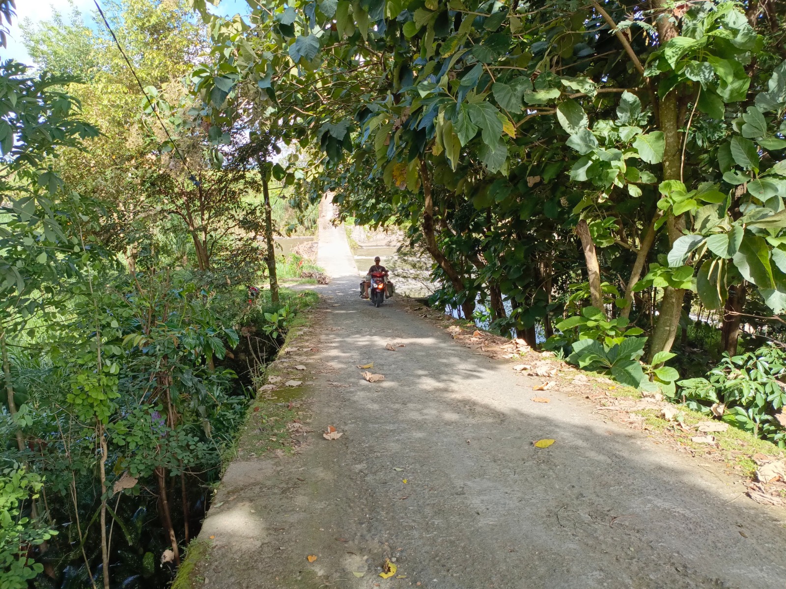 Alternif : Kali Lekso salah satunya membelah wilayah perbatasan Desa Sragi, Kecamatan Talun, dengan Desa Jambewangi, Kecamatan Selopuro. Ada bangunan cekdam yang menjadi penghubung alterlatif.