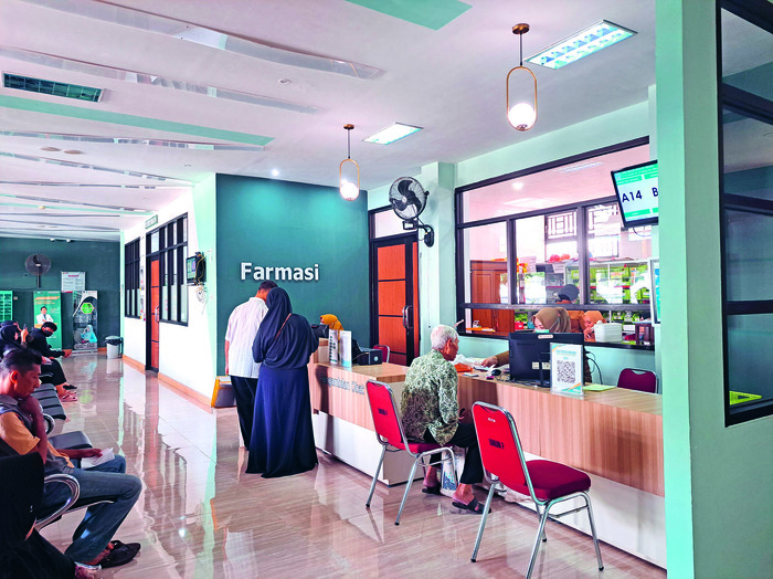 BELUM OPTIMAL: Warga Kabupaten Blitar antre pengambilan obat di RSUD Ngudi Waluyo Wlingi.