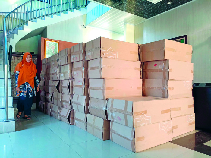 BERTAHAP: Paket perlengkapan CJH di Pusat Layanan Haji dan Umrah Terpadu (PLHUT) Kantor Kemenag Kabupaten Blitar.