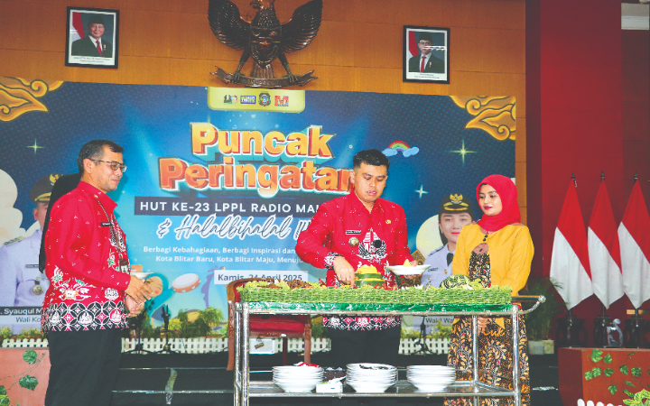 Wali Kota Blitar, Mas Ibin memotong tumpeng ulang tahun LPPL Radio Mahardika FM disampingi istri, Kharisa Rizqi dan Kepala Diskominfotik Kota Blitar, Mujianto, Kamis (24/4/2025).