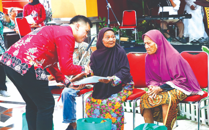Wali Kota Blitar menyerahkan bantuan dan bingkisan kepada sejumlah perempuan lansia.