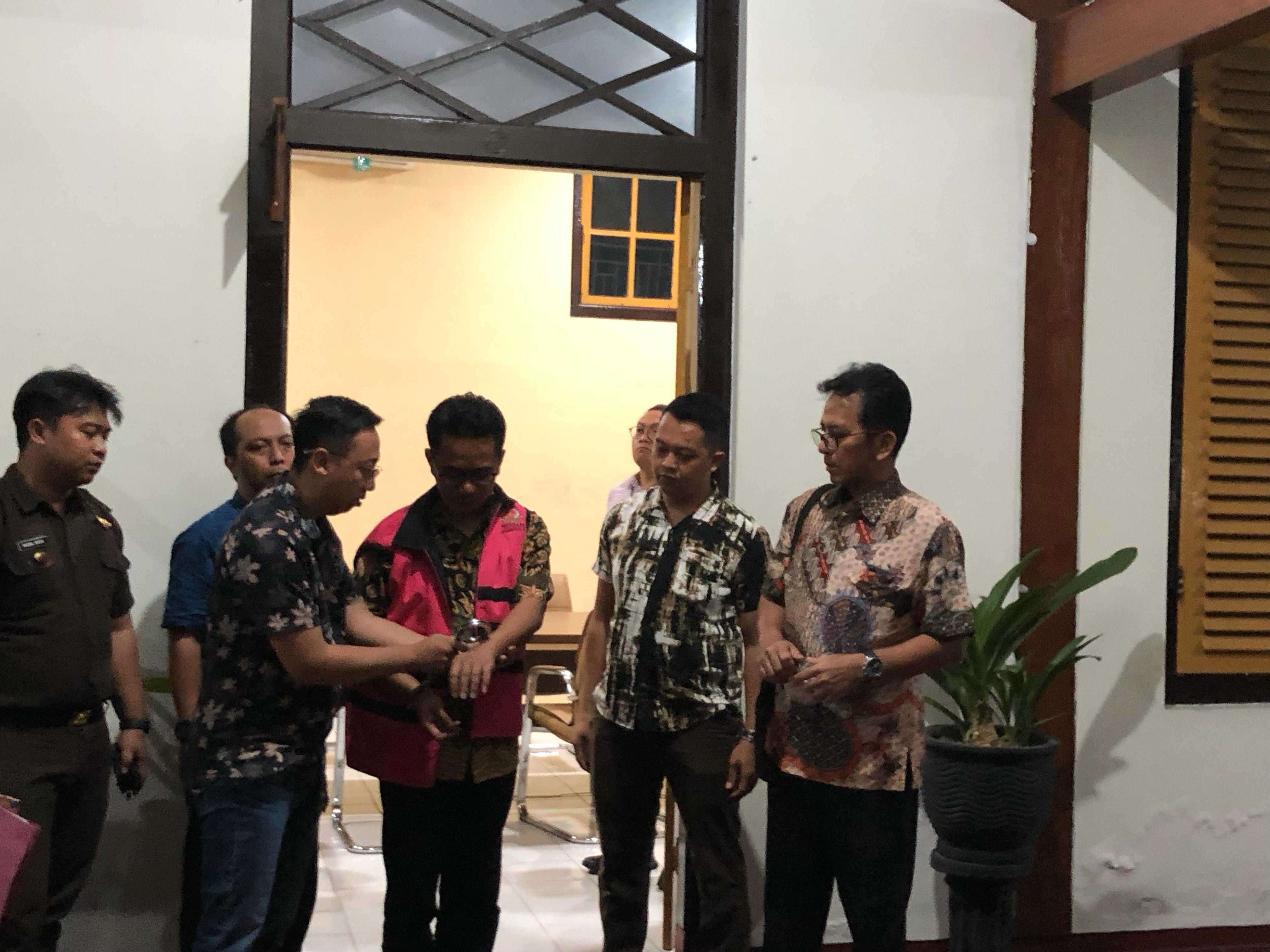Hari Budiono dilakukan penahanan dalam kasus korupsi DAM Kalibentak, kemarin (24/4)
