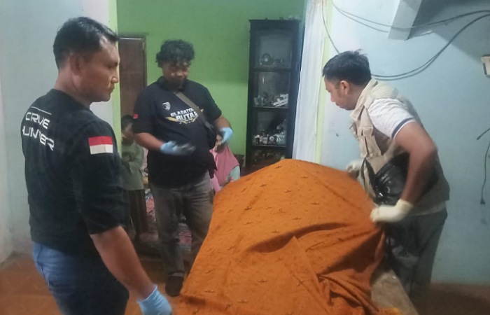 Identifikasi jasad KSN oleh anggota Polres Blitar. Korban meninggal usai terseret arus pladu Sungai Brantas