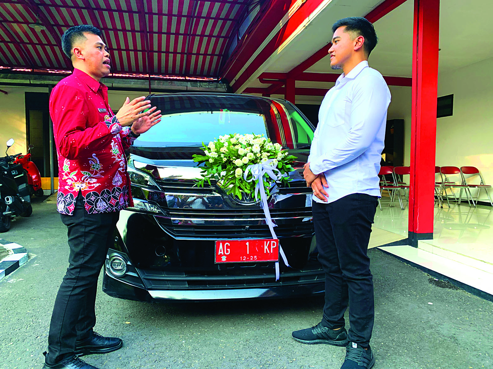 INOVATIF : Wali Kota Blitar Syauqul Muhibbin menunjukakan mobil pengantin AG 1 ke Ketum PSI Kaesang Pangarep