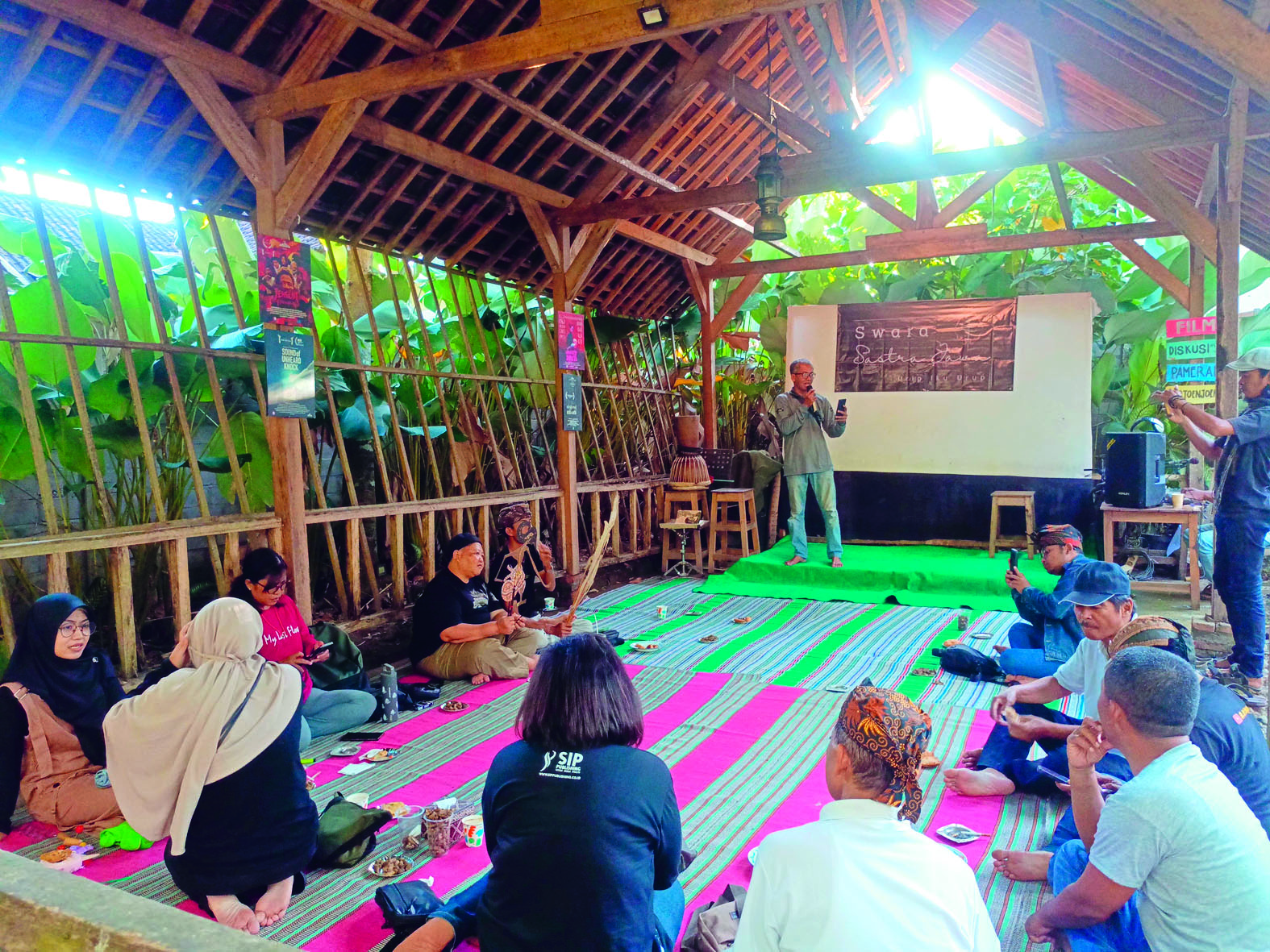 KOLABORASI: Ngglanuk Spot di Kelurahan Bajang, Kecamatan Talun, menjadi lokasi kolaborasi para pegiat sastra dan film, pada Minggu (27/4).