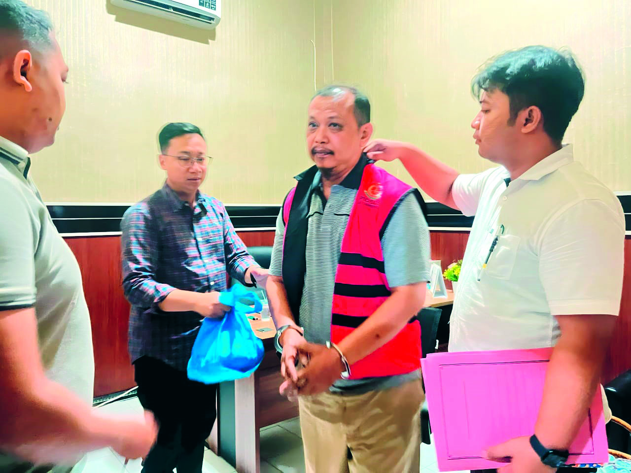 TAK MELAWAN : Tersangka korupsi Dam Kalibentak Sekretaris Dinas PUPR Kabupaten Blitar, HS dipakaikan rompi tahanan oleh penyidik Kejaksaan Negeri (Kejari) Kabupaten Blitar.
