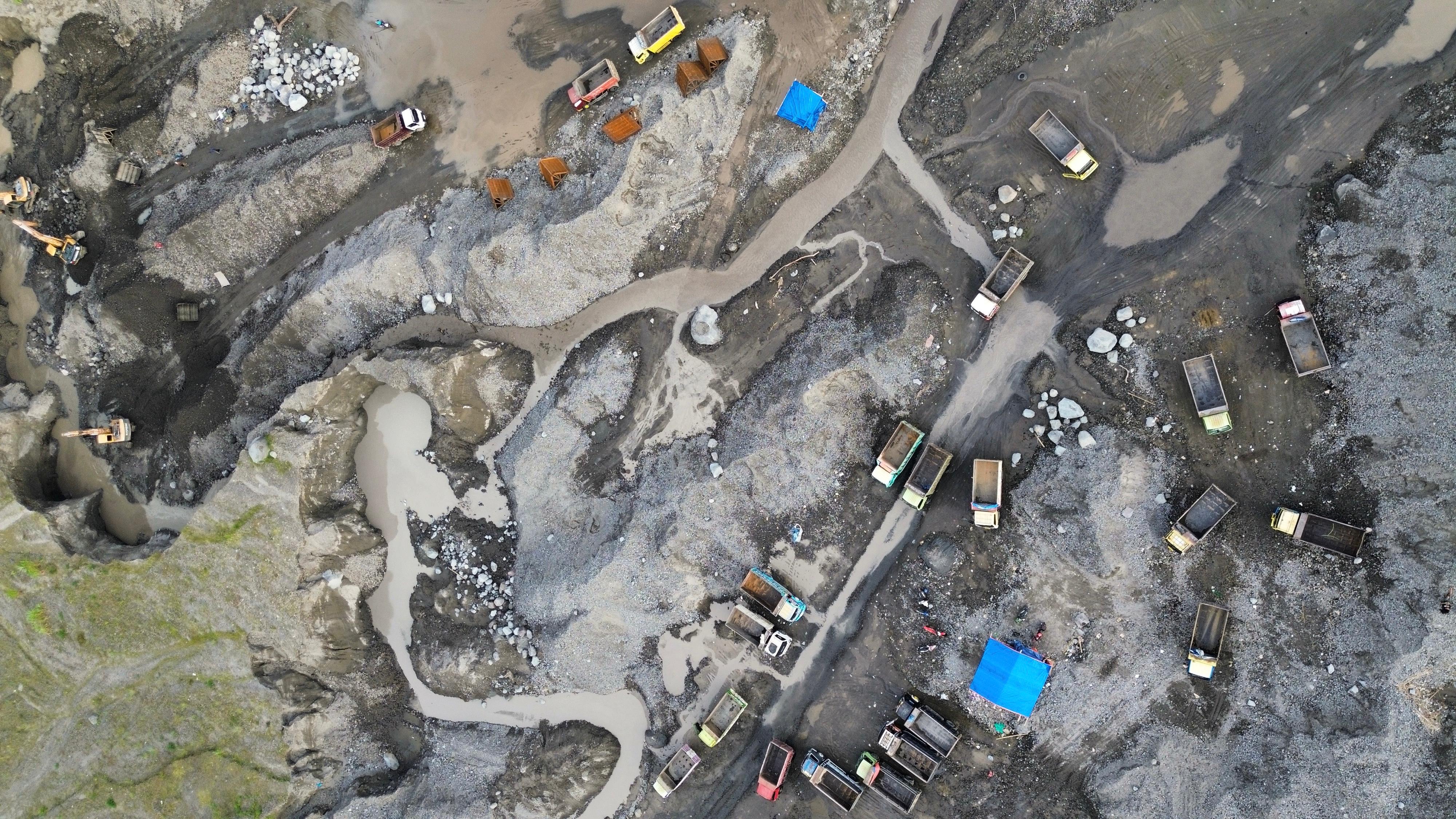 POTENSI PAD : Aktivitas pertambangan pasir dan batu di aliran Kali Putih lereng Gunung Kelud.