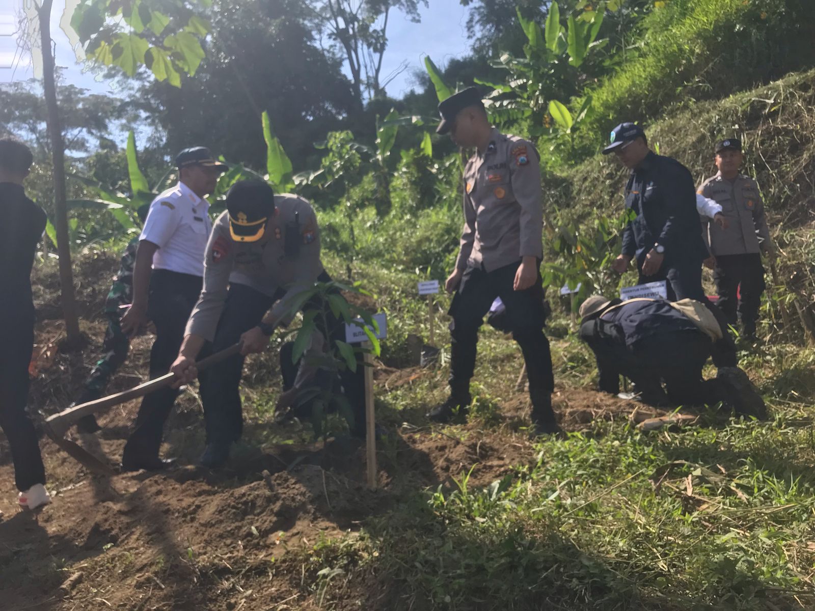 Kapolres Blitar Kota AKBO Titus Yudho Uly menanam pohon di Kalibladak, Rabu (30/4).