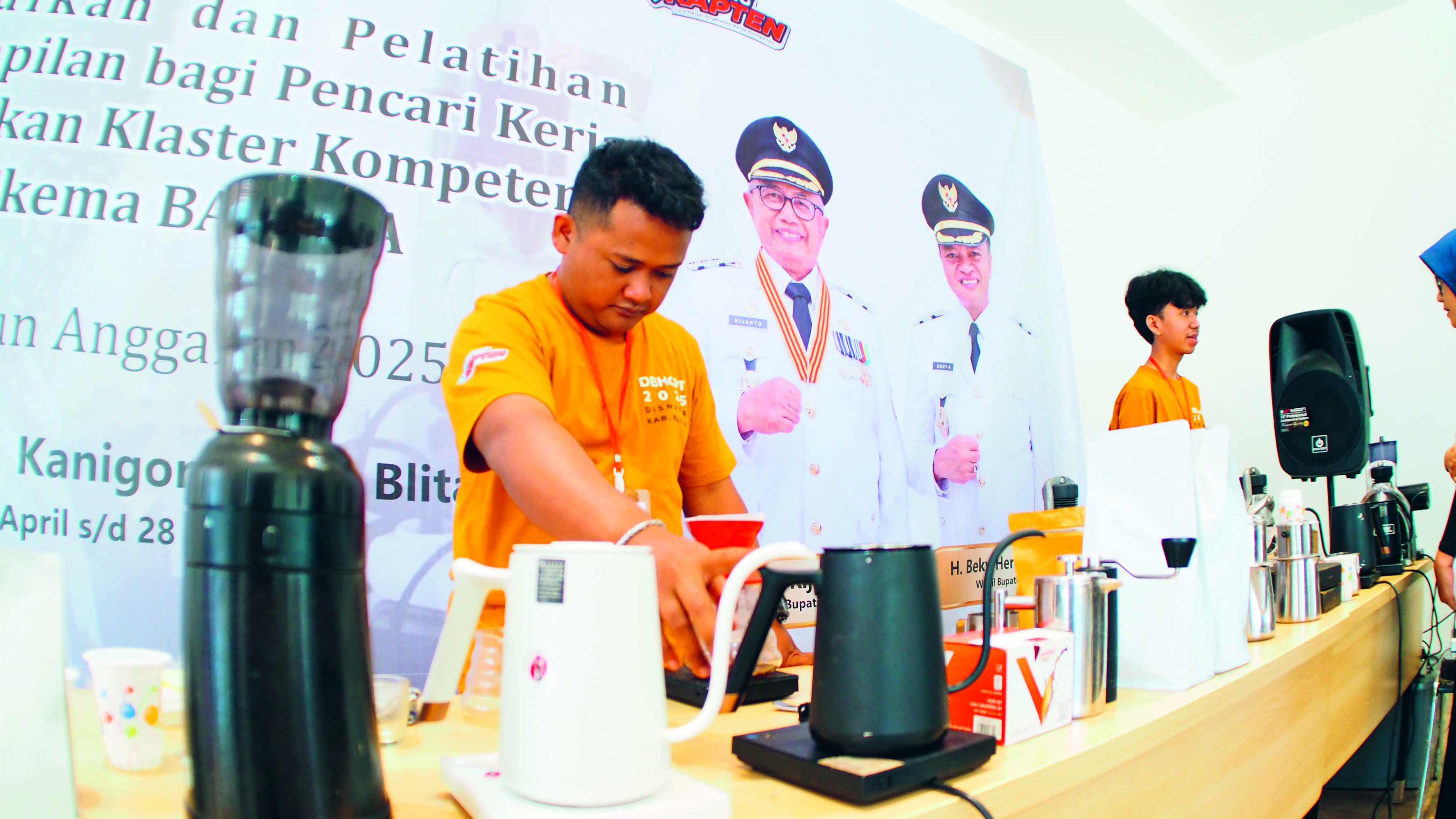 TERUS BERUSAHA: Peserta pelatihan barista Disnaker Kabupaten Blitar mengikuti uji kompetensi BNSP, pada Senin (28/4).