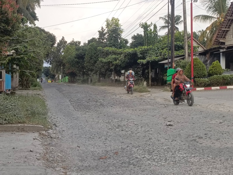 RUSAK PARAH: Suasana akses jalan di kawasan SDN Sumberasri 05, Kecamatan Nglegok, rusak parah pada Senin (28/4/2025).