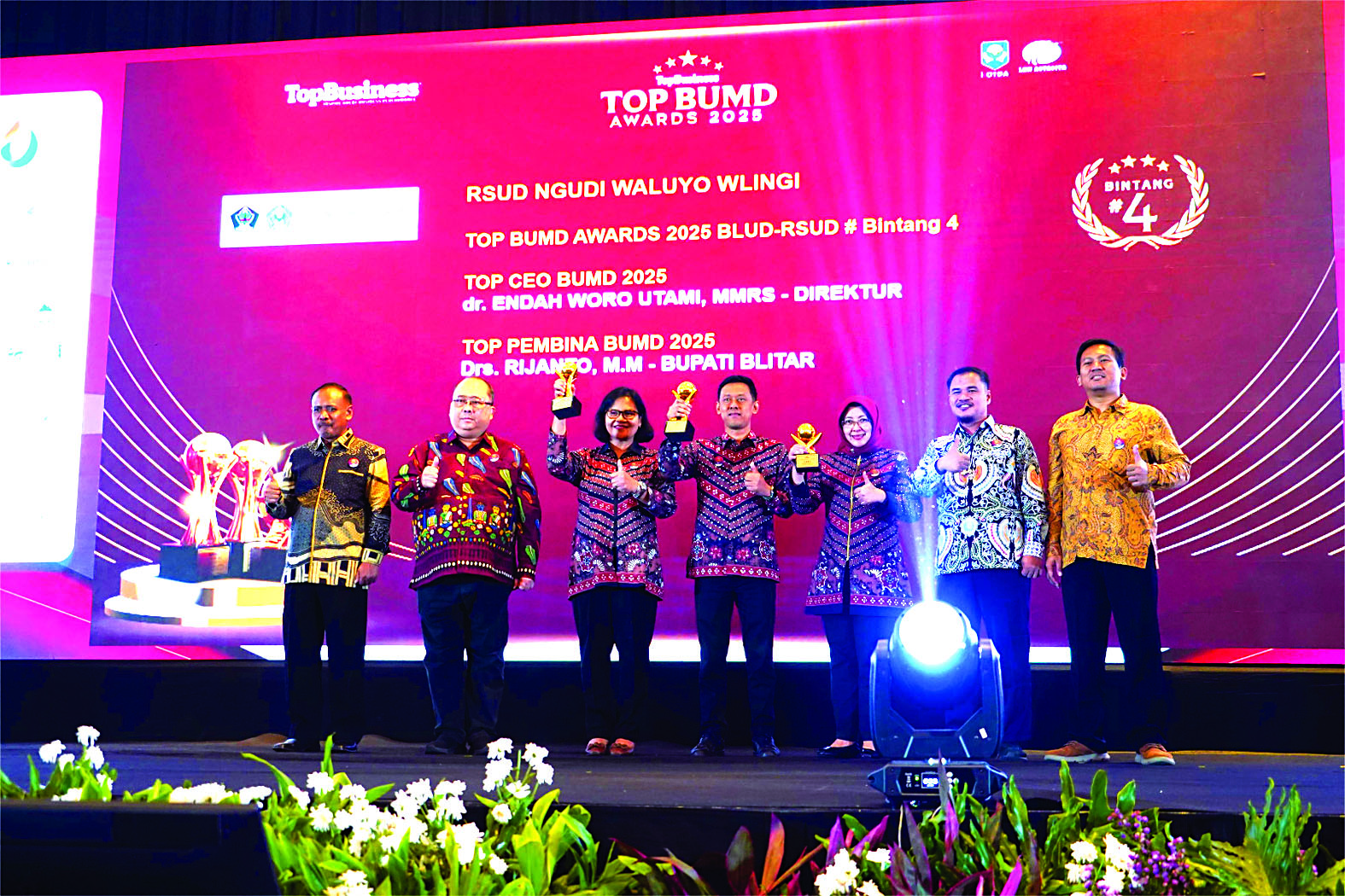 APRESIASI: Direktur RSUD Ngudi Waluyo Wlingi dr Endah Woro Utami MMRS bersama jajaran menunjukkan tiga penghargaan yang diterima pada ajang TOP BUMD Awards 2025 di Jakarta, Selasa (28/4/2025).
