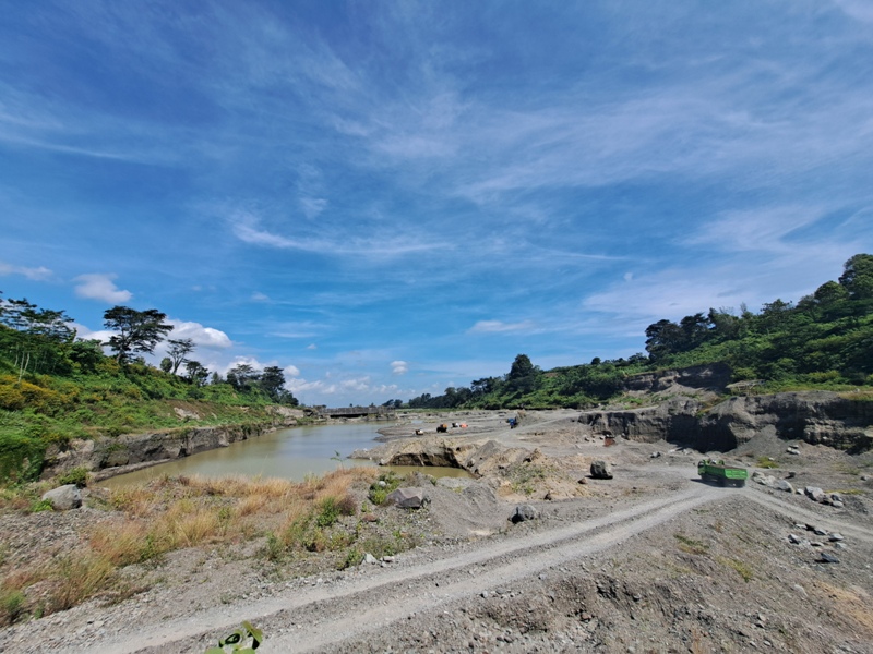 MIRIS: Lokasi tambang pasir di Kali Bladak, Desa Penataran, Kecamatan Nglegok, kemarin (30/4/2025).