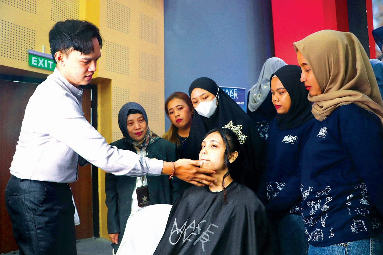ILMU BERMANFAAT: Kepala UPT Perpustakaan Proklamator Bung Karno, Nurny Syam (dua dari kiri), bersama Nafis Aprilianto (kiri) saat pelaksanaan Literasi Beauty Class.