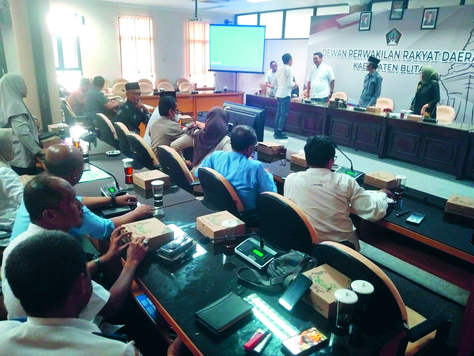 SENGIT: Suasana hearing antara Komisi III DPRD Kabupaten Blitar terkait tambang pasir di Desa Selokajang, Kecamatan Srengat kemarin (30/4/2025).
