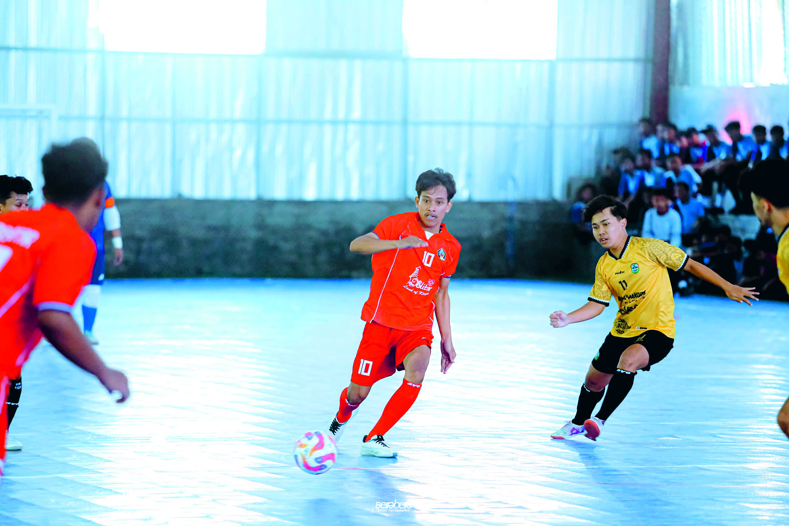 SEMANGAT: Tim Futsal Kabupaten Blitar ketika melawan Tim Futsal Pacitan dalam laga Pra Porprov Jawa Timur di Al Jabar Sport Center Kademangan, Jumat (2/5/2025).
