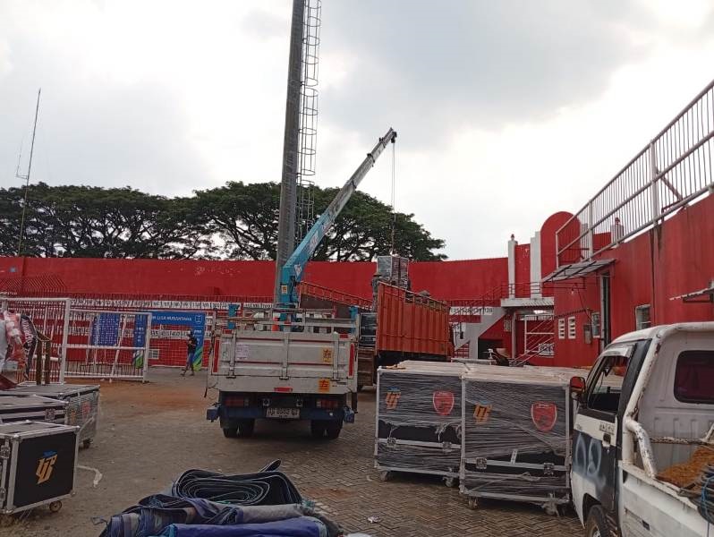BOYONGAN: Arema mulati mengangkut sejumlah LED dari Stadion Soeprijadi Kota Blitar, Senin (5/5/2025).