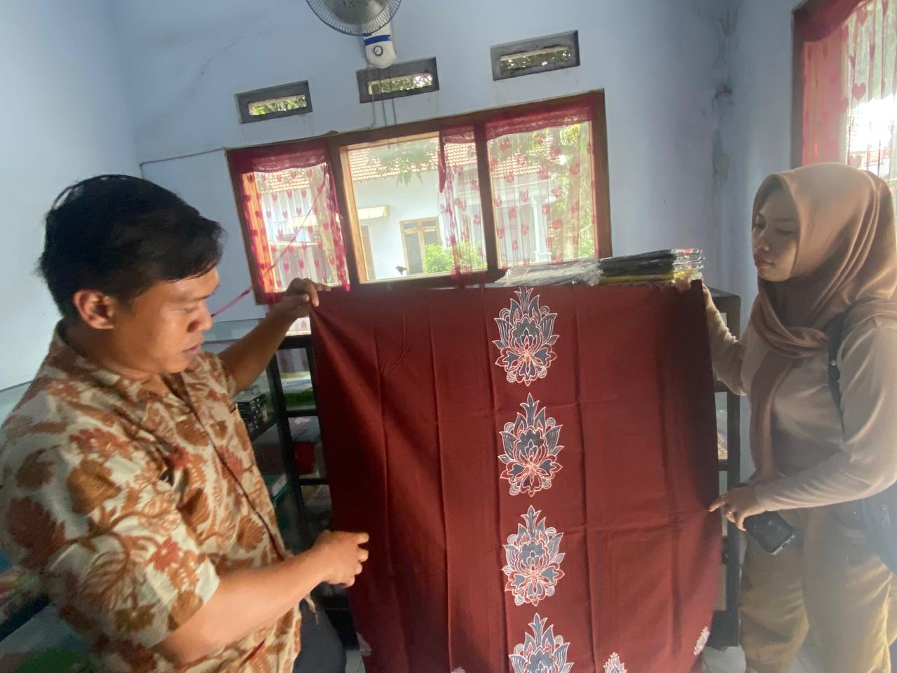 IKONIK: Warga menunjukkan batik khas Desa Karanggayam, Kecamatan Srengat, Kabupaten Blitar.