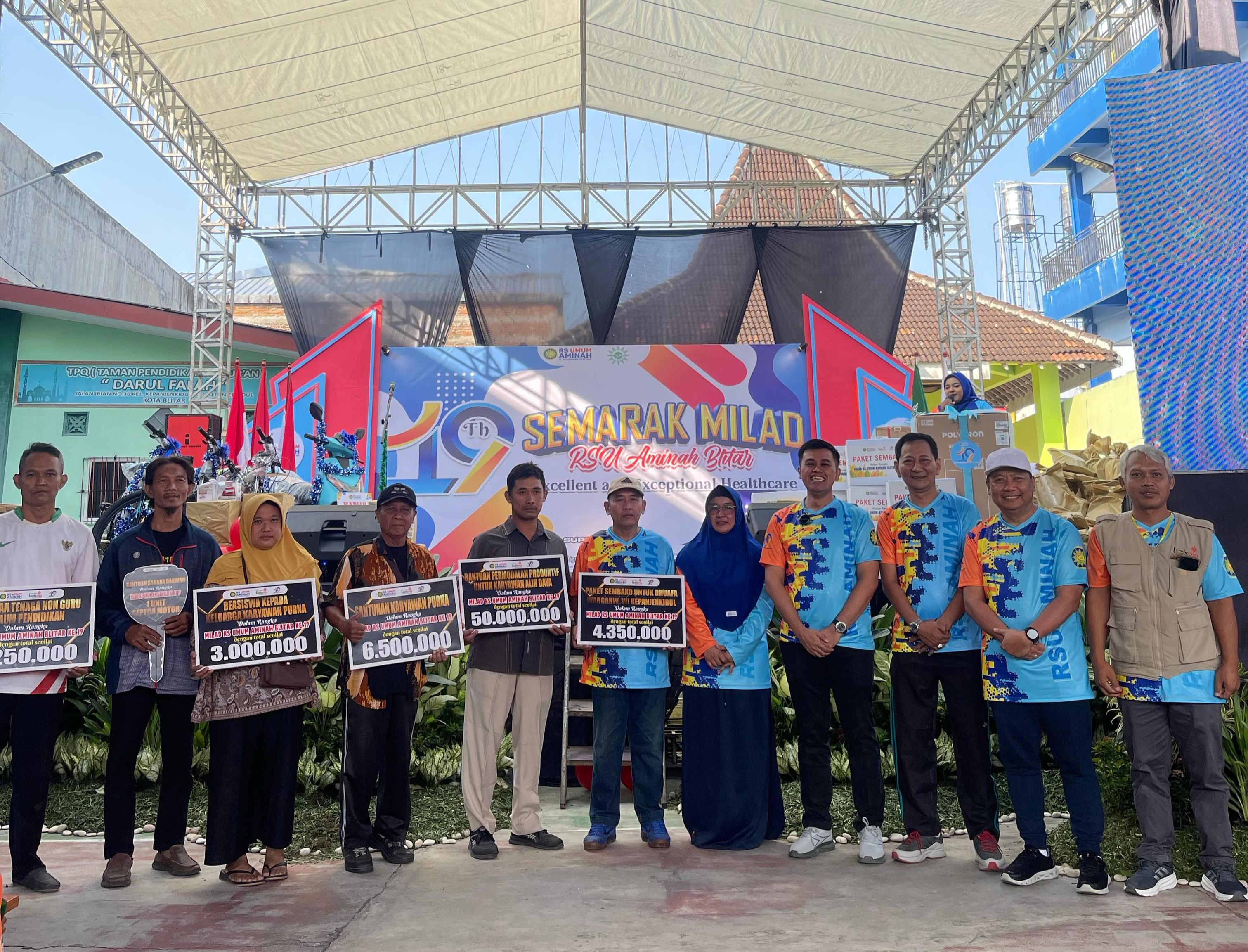 PEDULI : Bantuan untuk masyarakat yang diberikan secara simbolis oleh Direktur RSU Aminah dr. Prima Isnaeni, MMR., Walikota Blitar H. Syauqul Muhibbin, S.H.I., Kepala Dinkes Kota dr. Dharma Setiawan.