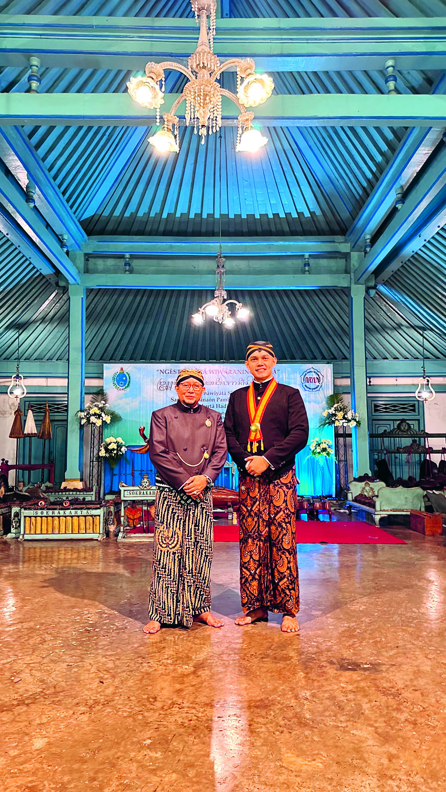 TIMBA ILMU: Nafis Aprilianto saat berfoto bersama Drs KPH Raditya Lintang Sasongka MSi di Keraton Surakarta Hadiningrat beberapa waktu lalu.